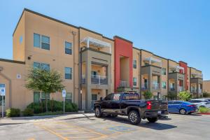Lynne Village Apartments Image 13