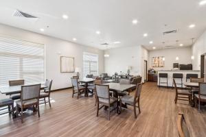 Lynne Village Apartments Image 12