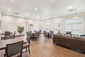 Lynne Village Apartments Image 4