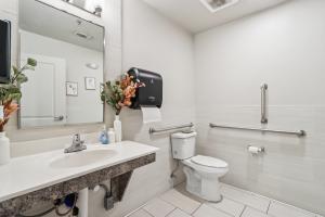 Lynne Village Apartments Image 8