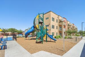 Lynne Village Apartments Image 9