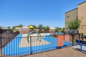 Lynne Village Apartments Image 10