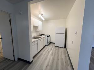 One Bedroom/1 Bath and a Den 4